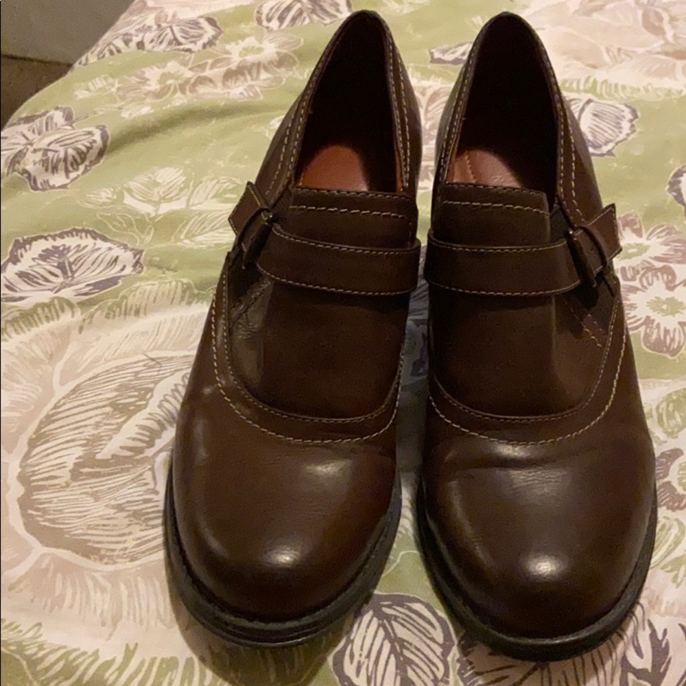 Brown casual loafer w/buckle